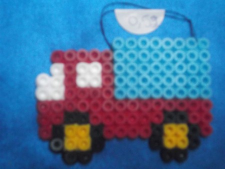 petit camion rouge et bleu clair